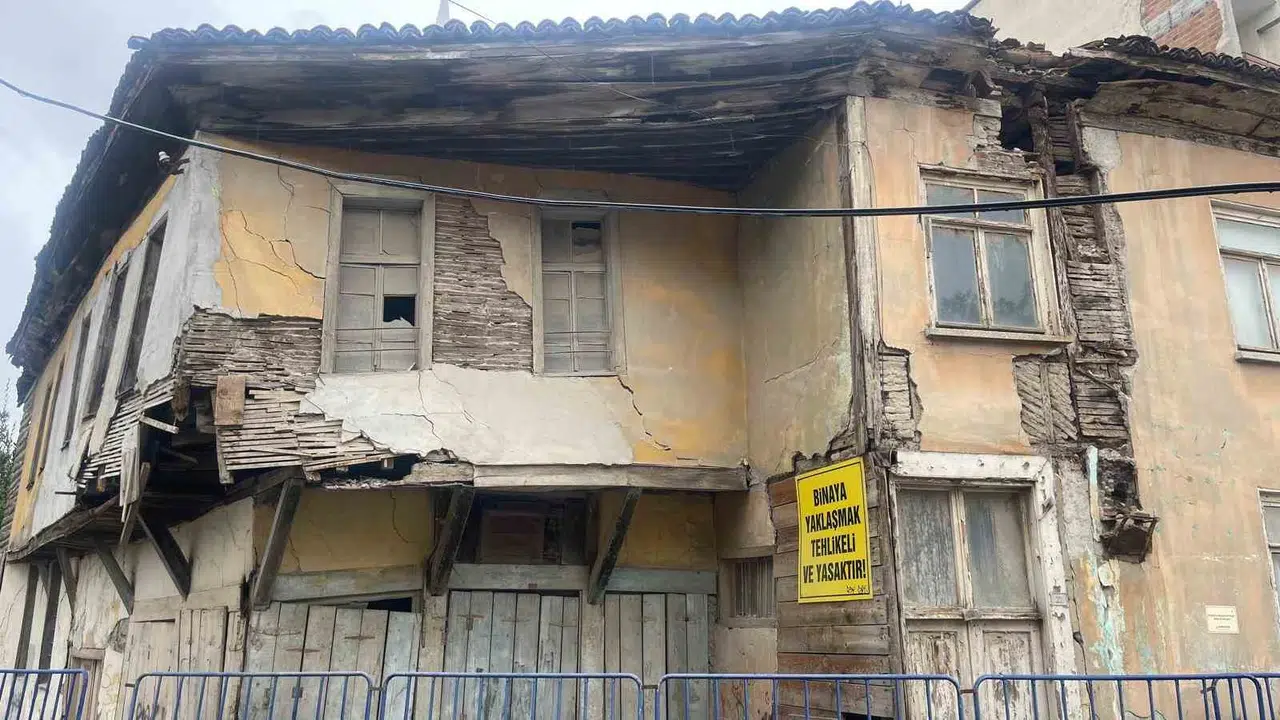 Bafra'da korkutan bekleyiş: Tarihi binalar her an çökebilir