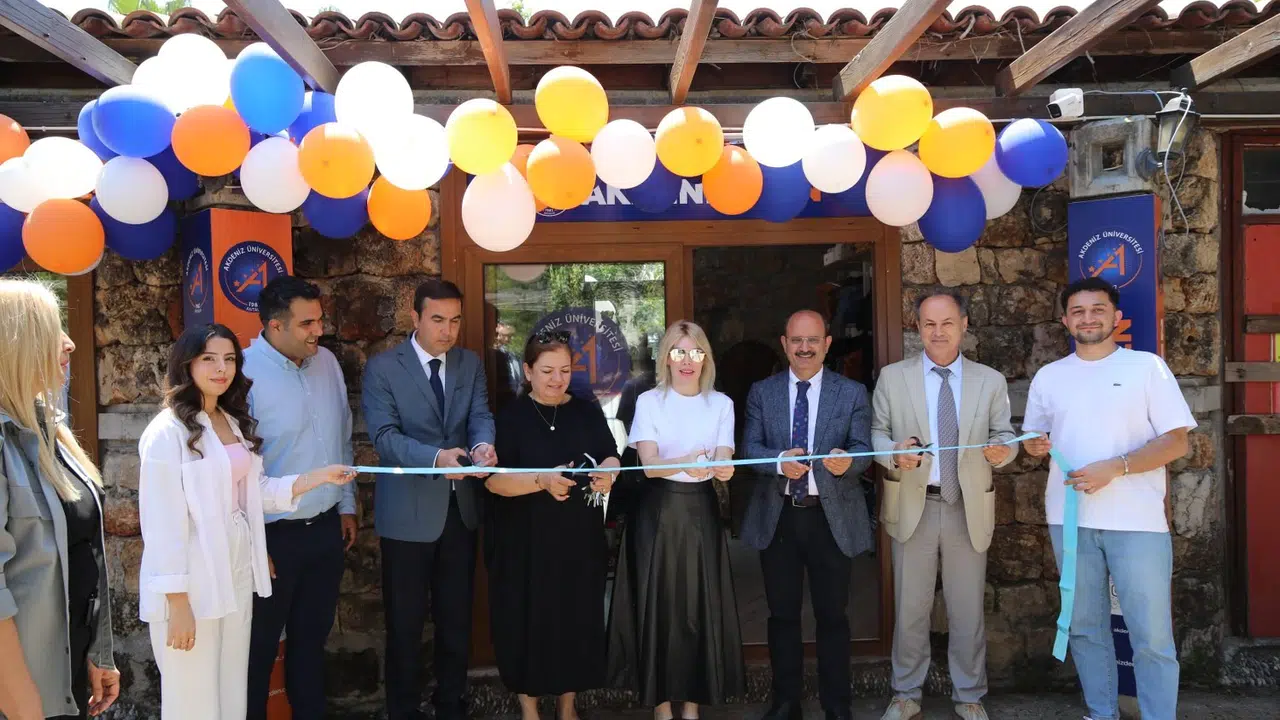 Akdeniz Üniversitesi’nde yeni dönem: Kampüs ruhunu yansıtan özel mağaza kapılarını açtı