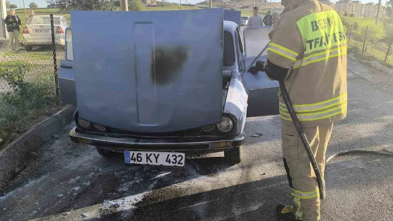 Besni’de korkutan yangın: Seyir halindeki otomobil küle döndü