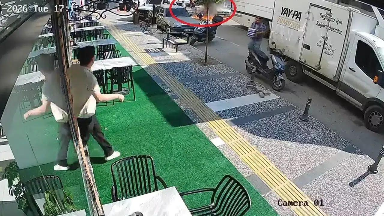 Kırmızı ışıkta beklerken kabusu yaşadılar: Anne ve bebeği alevlerin arasından saniyelerle kurtuldu