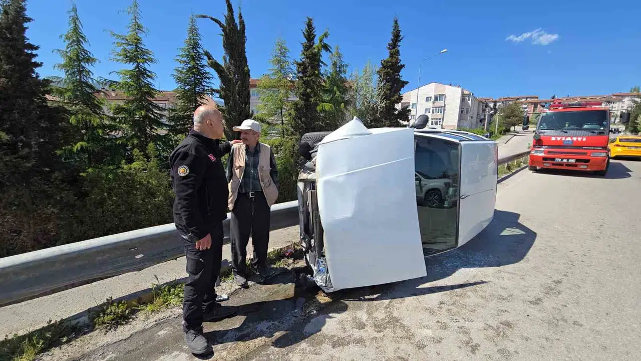 Ölümden döndü: Köprüde kontrolden çıkan otomobil yan yattı, sürücü burnu bile kanamadan çıktı