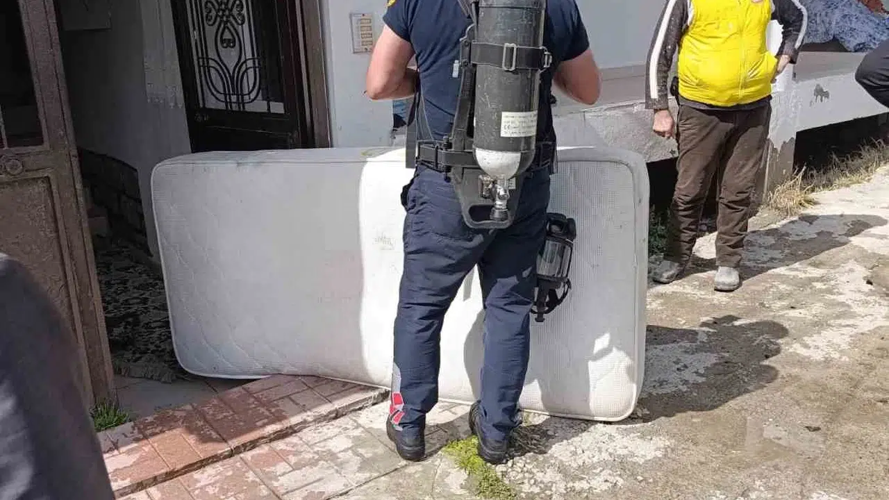 Van'da korkutan yangın: Alevler evi küle çevirdi