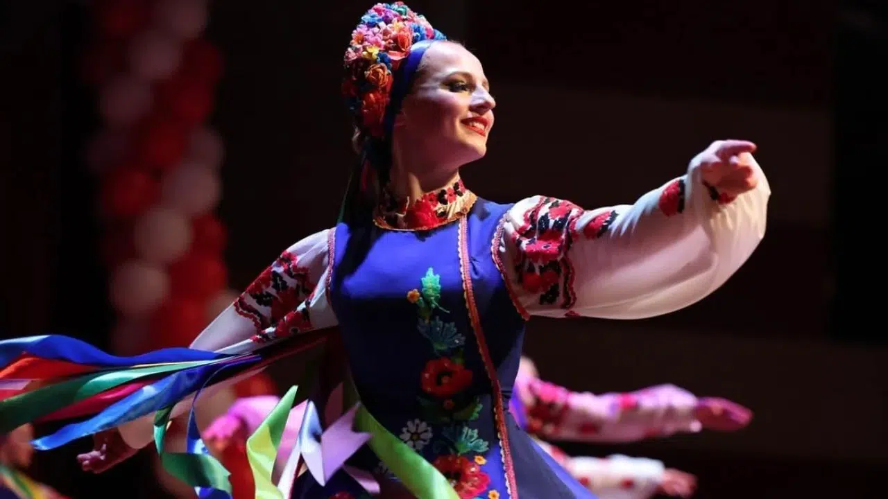 Dünya çocukları Muğla’da buluştu: Kültürlerin dansı 23 Nisan coşkusuna dönüştü