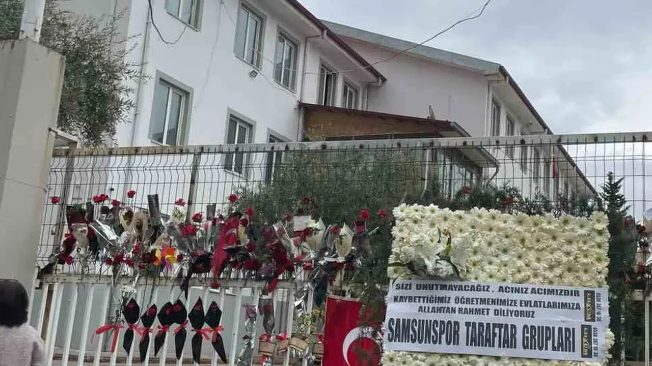 Samsunspor taraftarından anlamlı vefa: Acı okulun kapısına karanfillerle mesaj bıraktılar