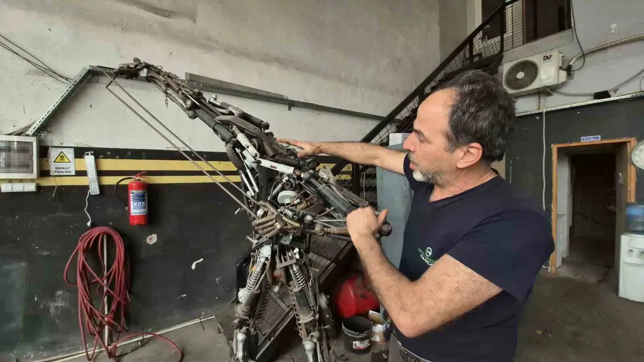 Hurdaya dönen parçalara sanatla hayat veriyor: Filistin özgürleşince başını tamamlayacak