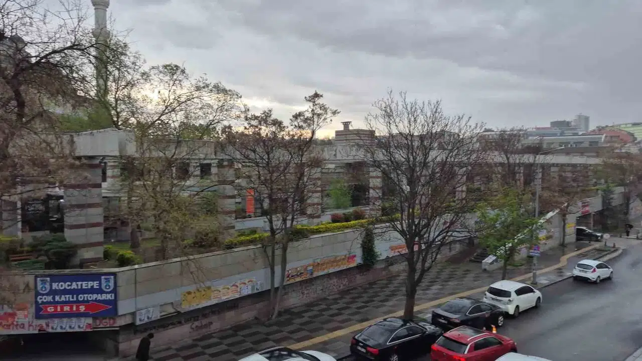 Başkentte hayatı felç eden anlar: Fırtına bir anda bastırdı, sokaklar birbirine girdi