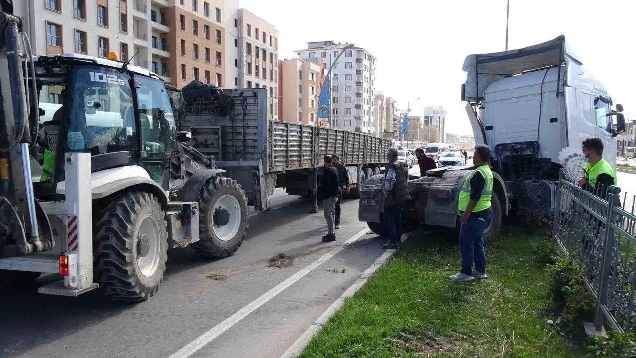 Malatya trafiğinde yürekleri ağza getiren kaza: Çekici refüje uçtu, ulaşım durma noktasına geldi