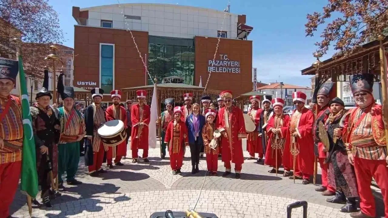 Sırtını dönenlere Bilecik’ten tarihi cevap: Pazaryeri meydanı mehter marşlarıyla yankılandı