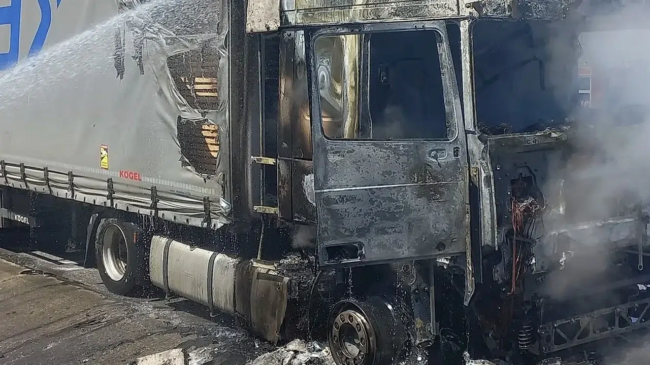Edirne yolunda dehşet anları: Kereste yüklü tır alevlere teslim oldu