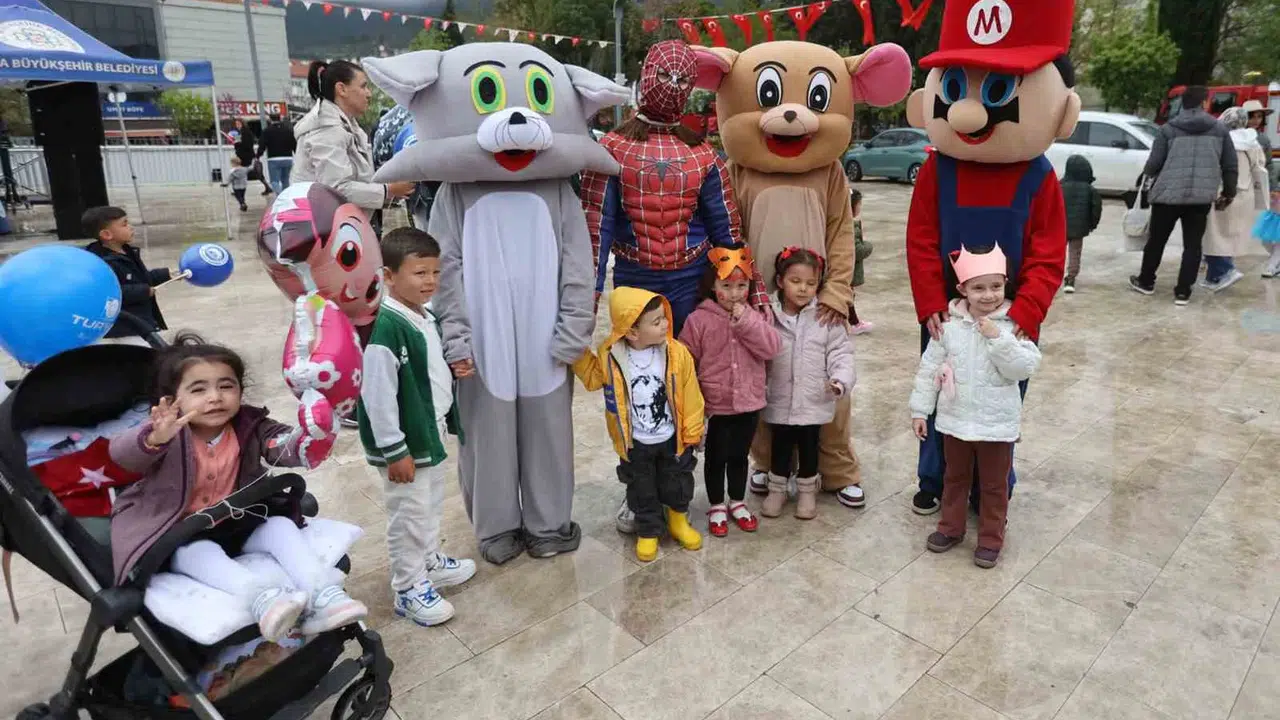 Muğla’da 23 Nisan coşkusu: Dünya çocukları aynı sahnede buluştu