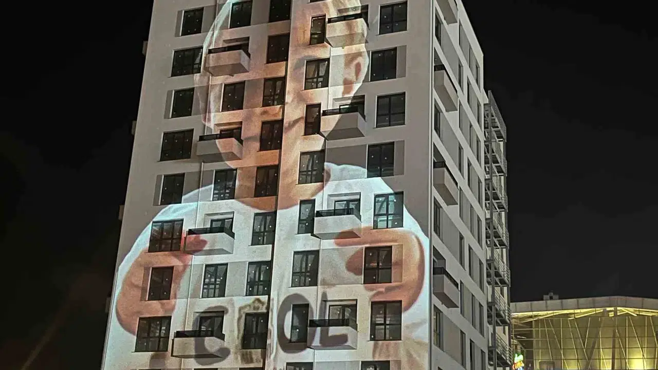 Bayram sevincini hüzne gömen baba: 36 çocuğun anısı otel duvarında yaşatılıyor