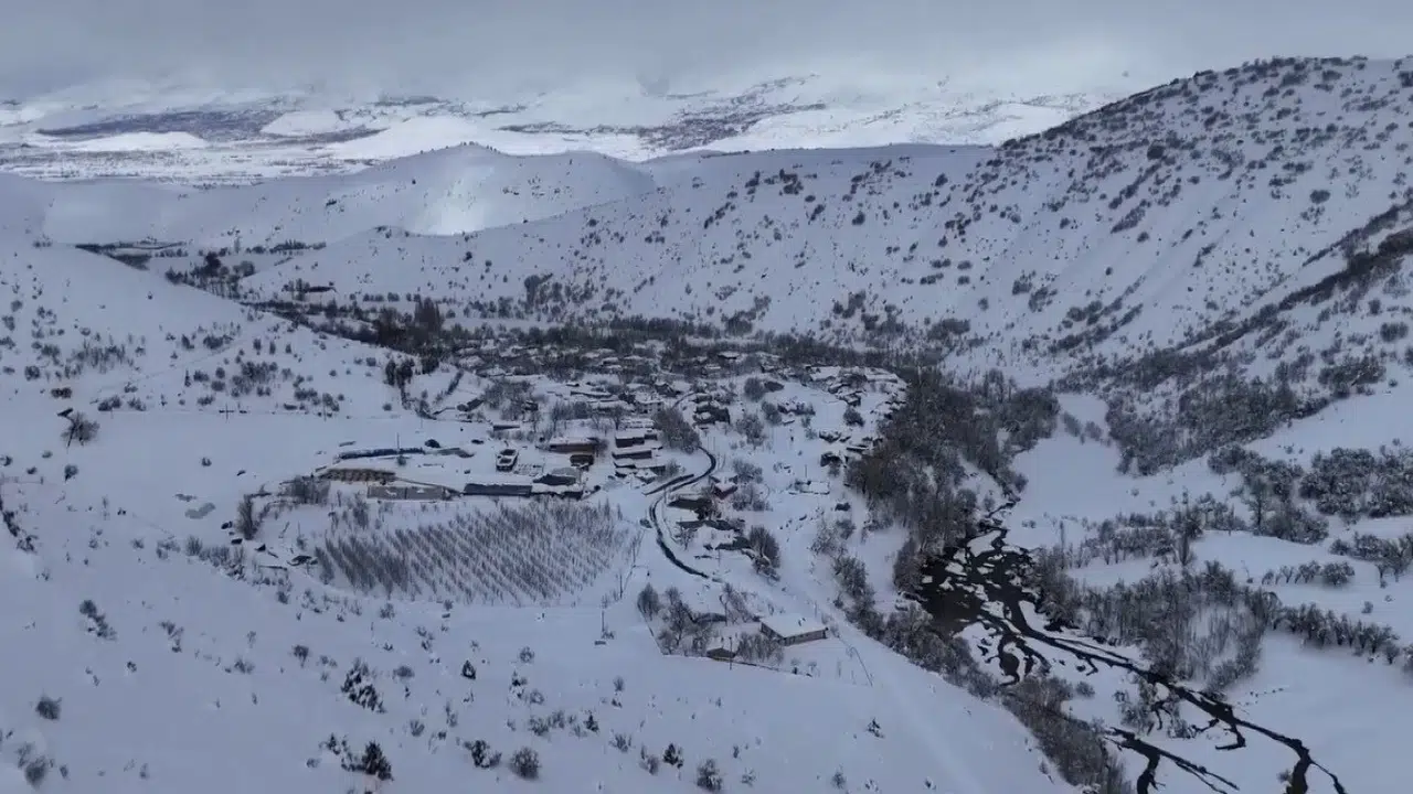 Nisan ayında kış geri döndü: Erzincan’da bahar bekleyenler güne karla uyandı