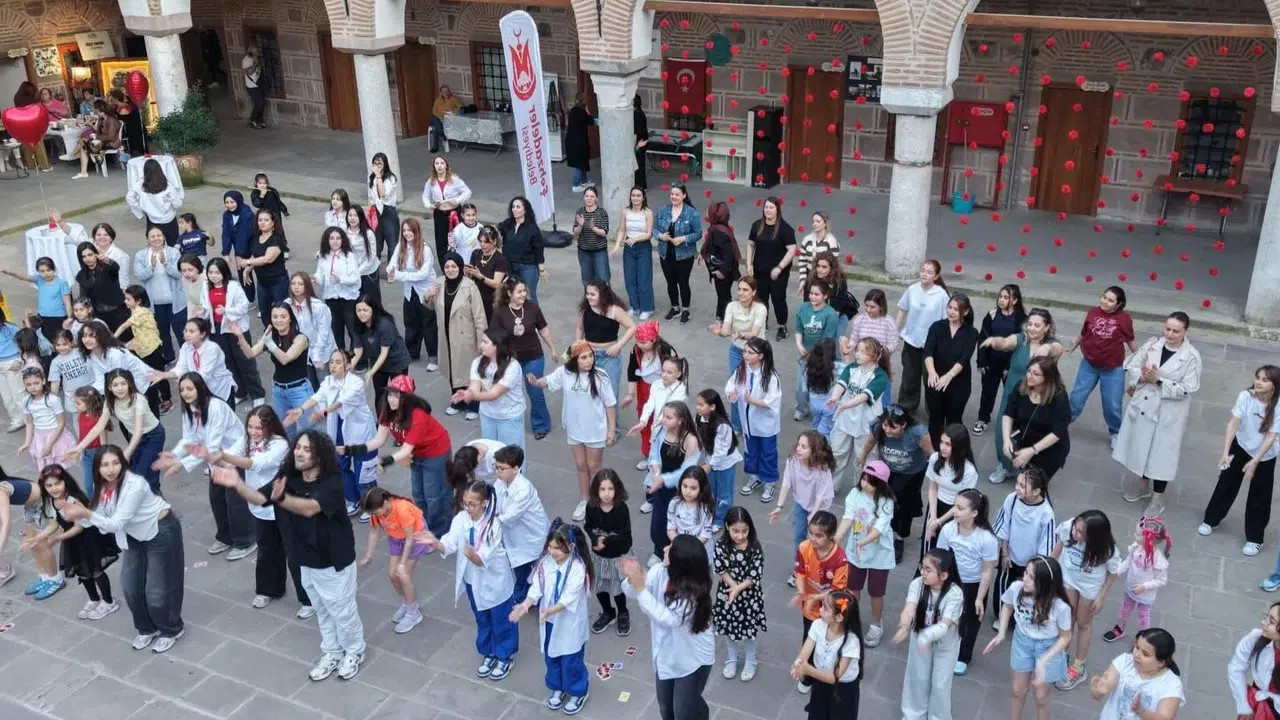 Manisa'da ritim sokağa taştı: 29 Nisan coşkusu dansla kutlandı