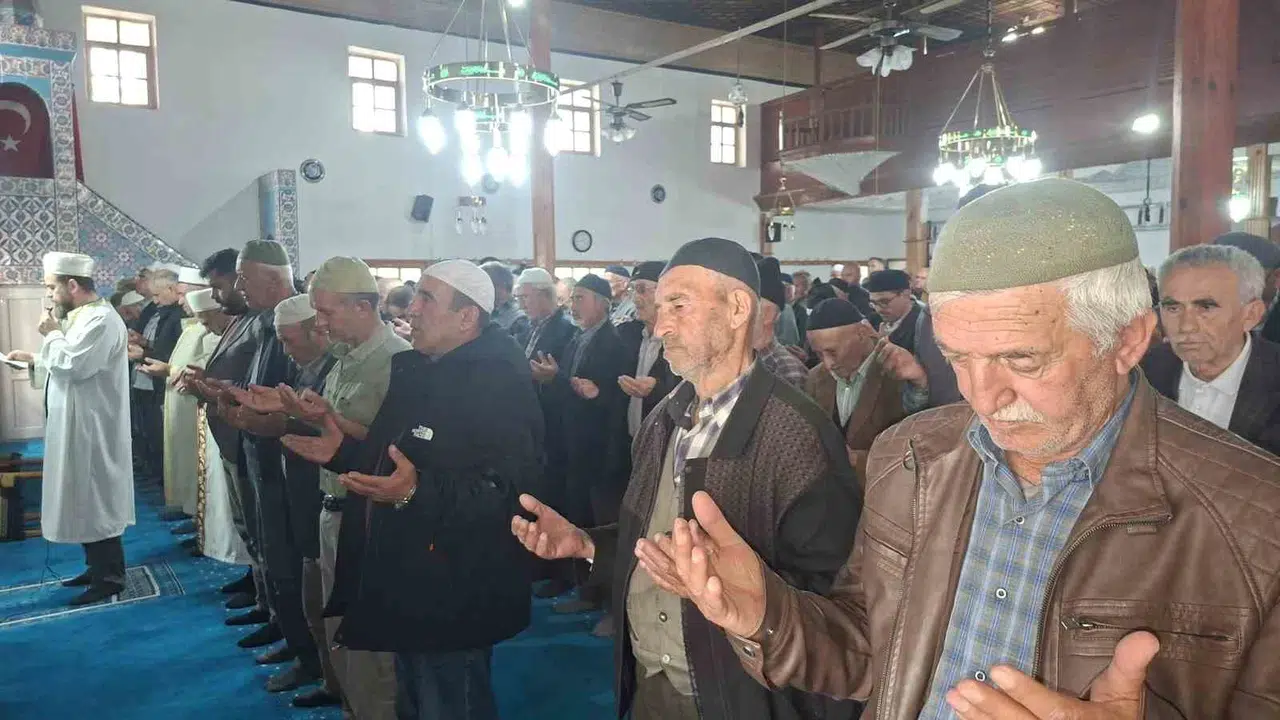 Bereketli topraklar yüzleri güldürdü: 11 yıllık gelenek bu kez şükürle taçlandı