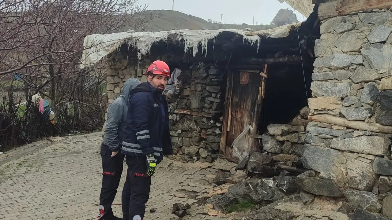 Van'da korkutan çökme: Tandır evi yerle bir oldu, can dostlar son anda kurtarıldı