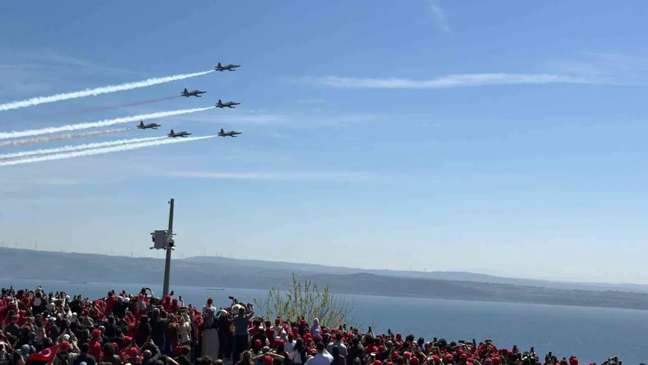 Gökyüzünde bayrak geçidi: Şehitler Abidesi üzerinde Türk Yıldızları rüzgarı esti
