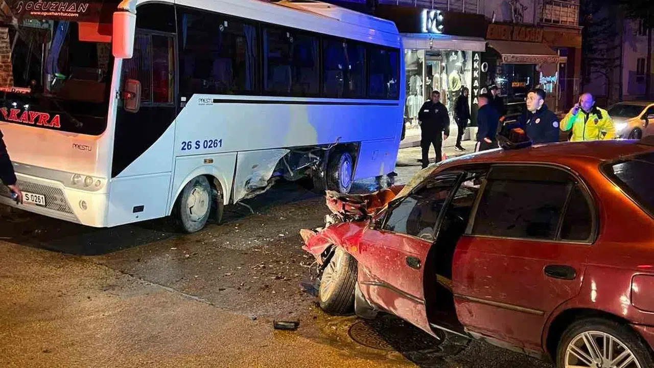 Eskişehir'de akşam saatlerinde korkutan kaza: Otomobil minibüse böyle çarptı