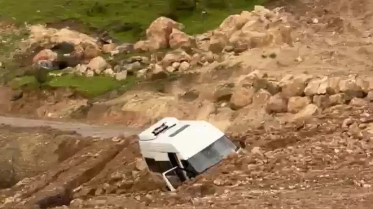 Siirt'te korku dolu anlar: Heyelan minibüsü yuttu, köylüler isyan etti