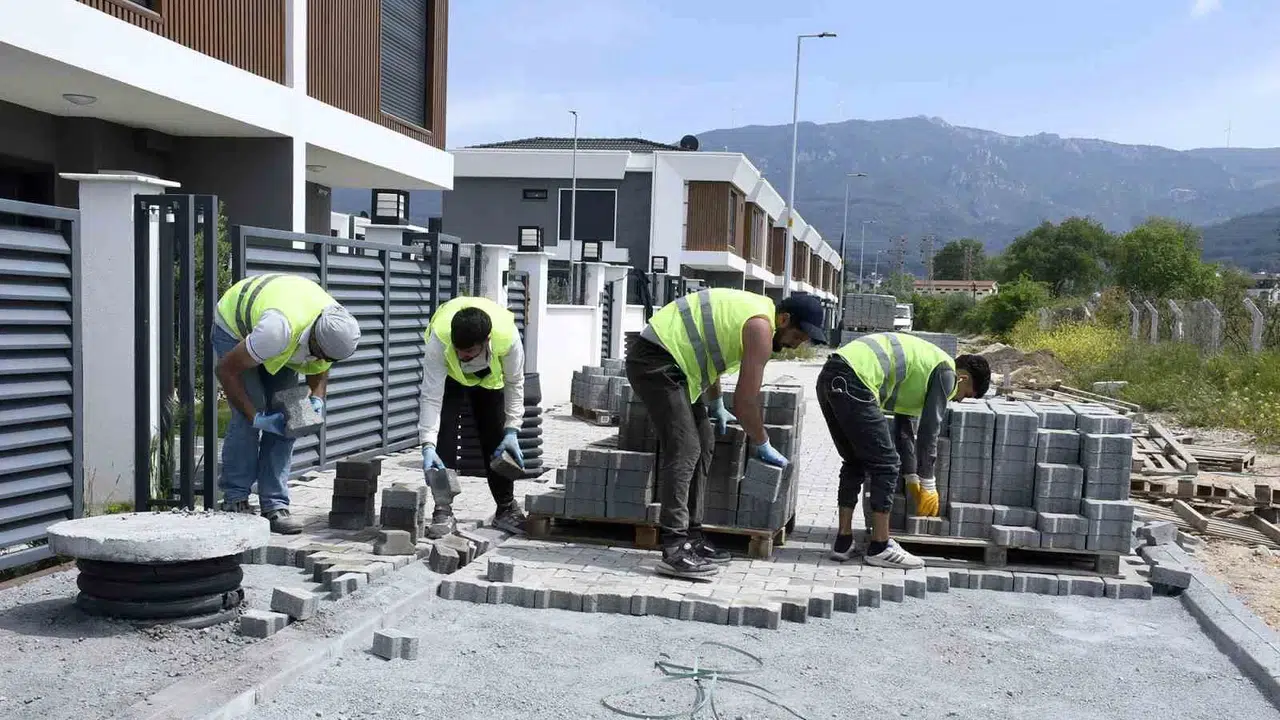 Davutlar’da yol sorunu tarih oluyor: Kuşadası Belediyesi’nden dev hamle