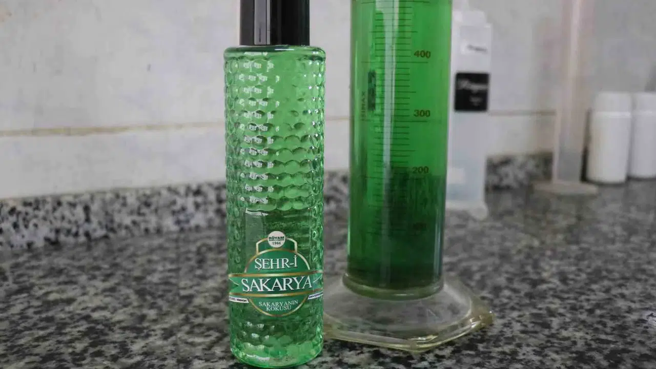 Sakarya’nın gizli bahçelerini şişeye sığdırdı: Yerel çiçeklerden doğan koku dünyaya yayıldı