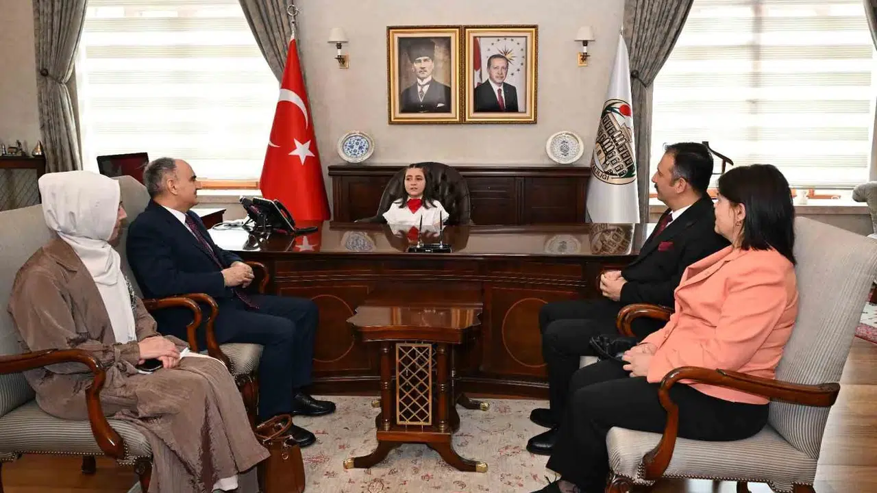 Manisa’da koltuk minik Mehlika’ya emanet: Yarının yöneticisi mesajı verdi