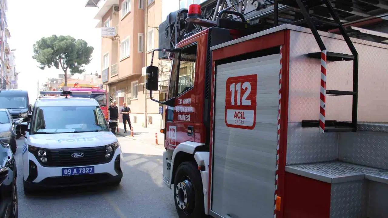 Çatıdan yükselen dumanlar mahalleyi ayağa kaldırdı: İtfaiyeyi karşısında görünce şaşkına döndü