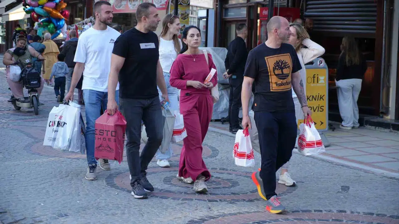 Baharın gelişi Edirne’ye bereket getirdi: Sınır komşuları çarşıyı doldurdu, esnafın yüzü güldü