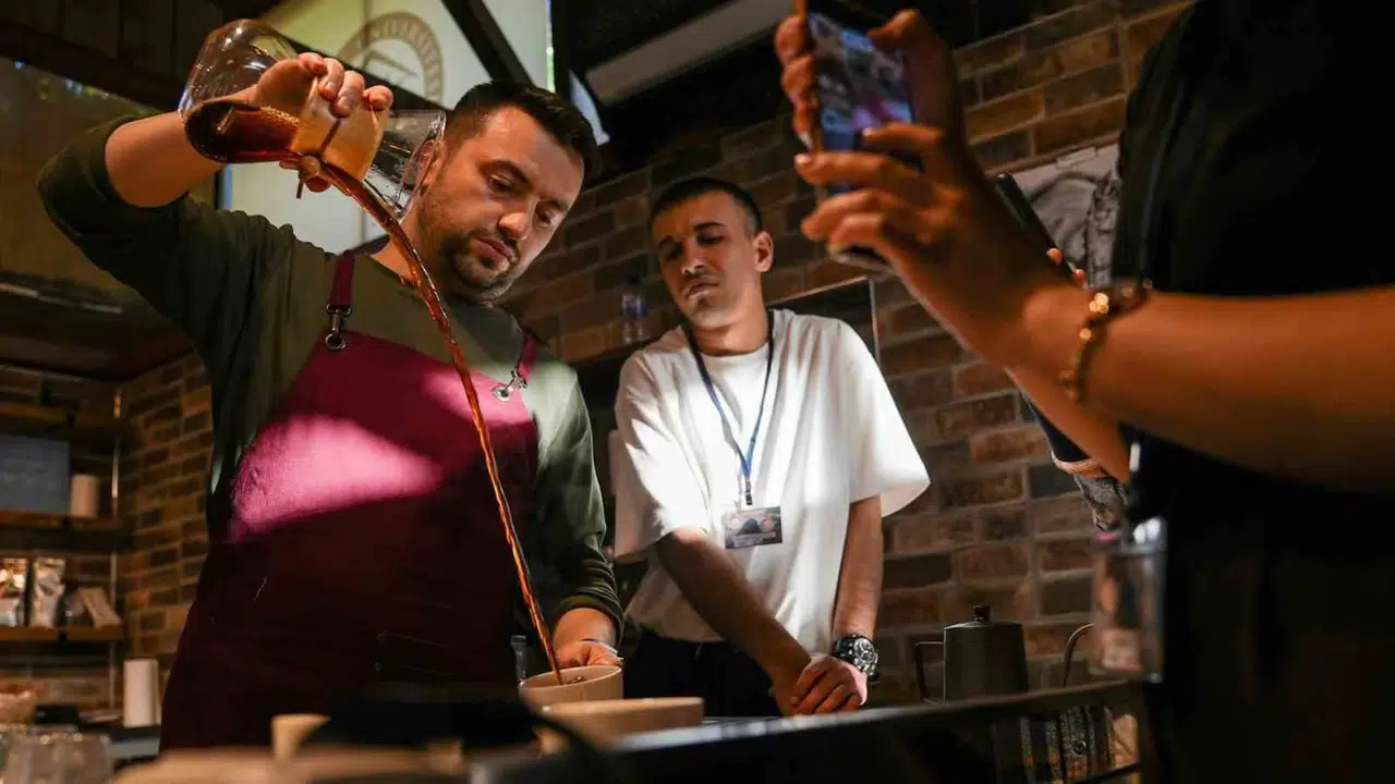 Kahve tutkusu mesleğe dönüşüyor: KBÜ’de barista akademisi rüzgarı esti