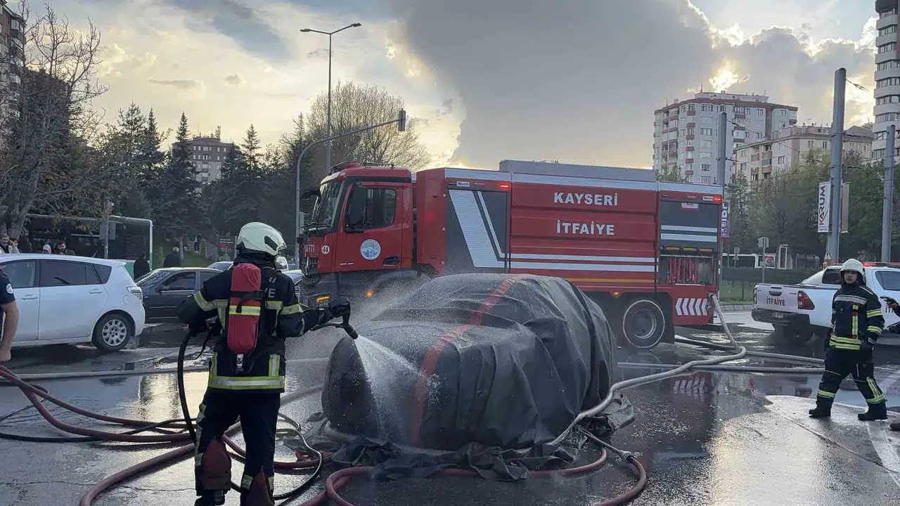 Kayseri’de korku dolu anlar: Elektrikli otomobil alev topuna döndü