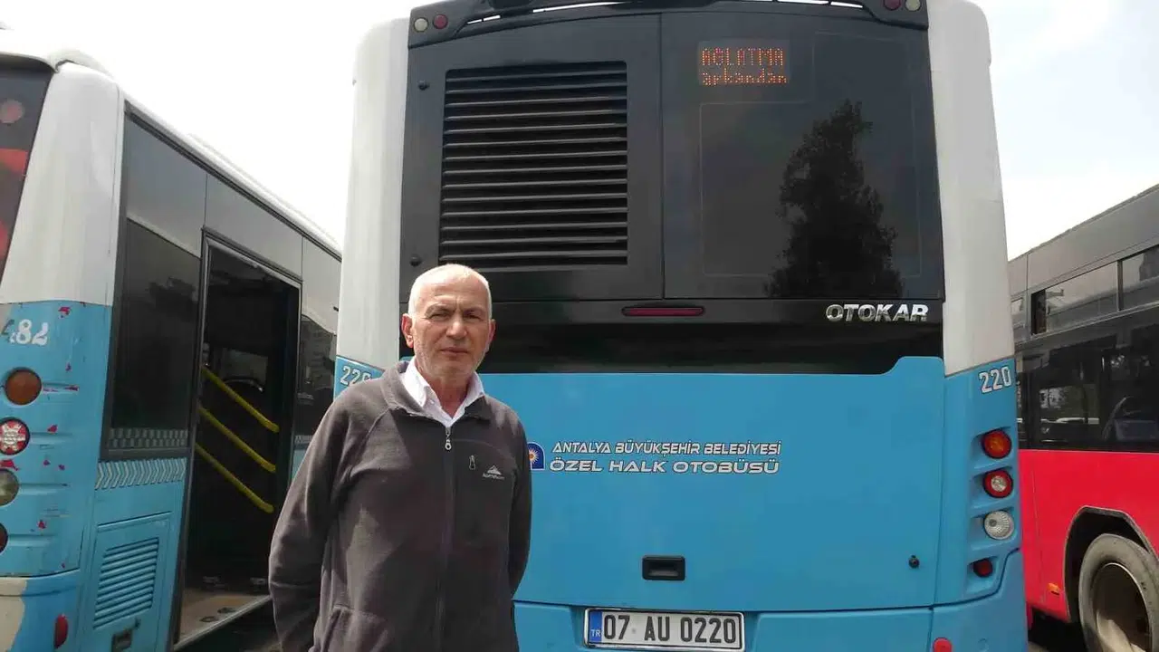 Otobüs şoföründen yürek burkan uyarı: Patenci kardeş tutma arkadan, anneni babanı ağlatma arkandan