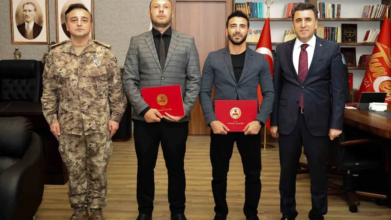 Tunceli’de kahramanlık anı: Suda çırpınan çocuğu saniyelerle kurtardılar