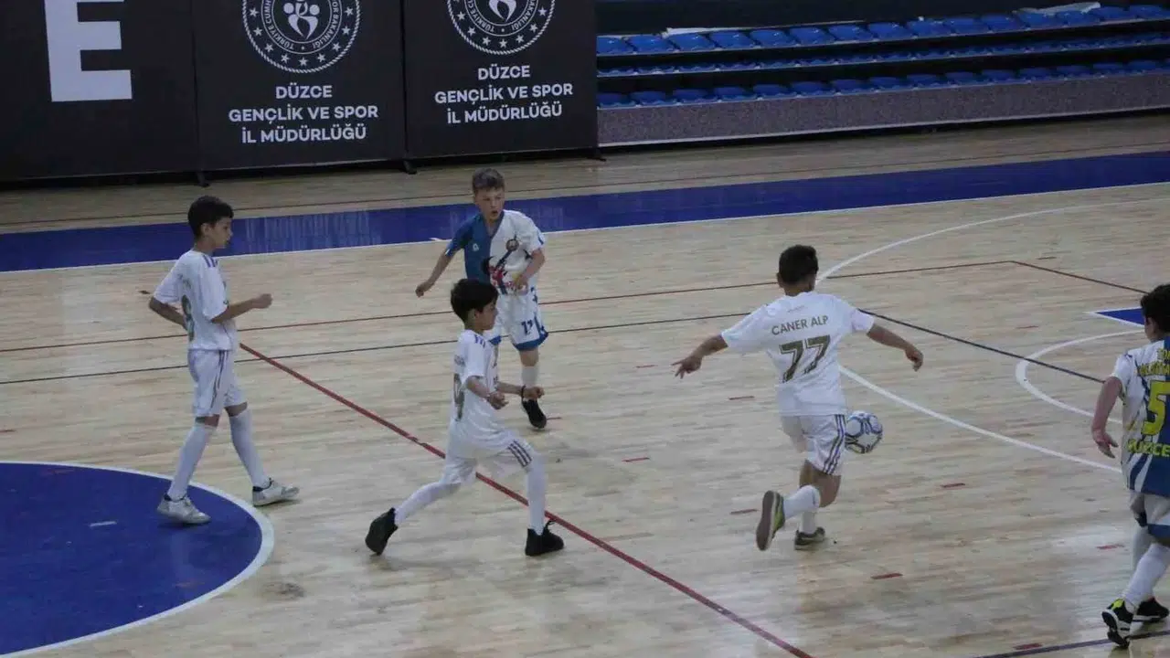 Sahada ter döken geleceğin yıldızları: Düzce’de sporun nabzı bu turnuvada atıyor