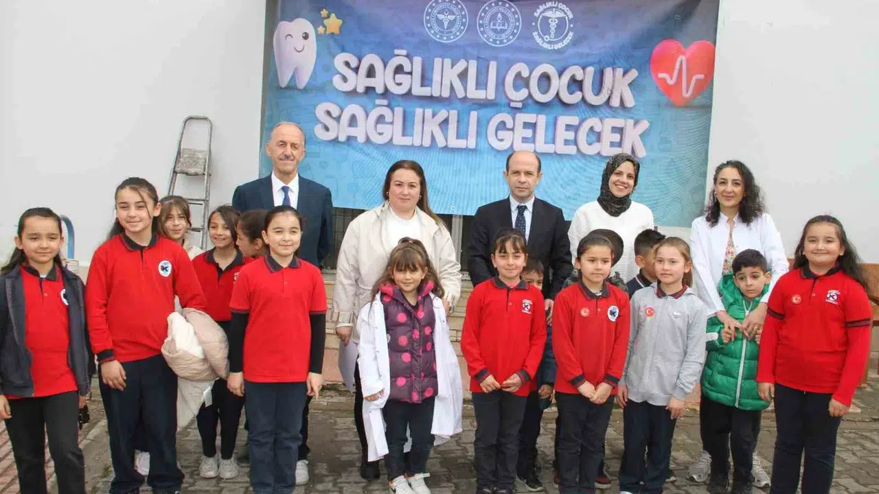 Minik öğrencilere sağlık dersi: Okul bahçesi bir günde hastaneye dönüştü