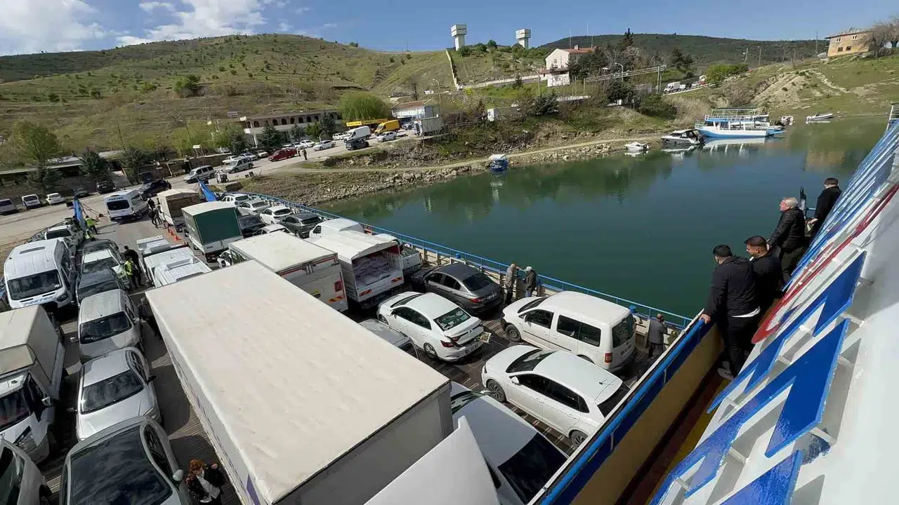 Pertek yolcusu feribot çilesiyle baş başa: Kilometrelerce kuyruk oluştu