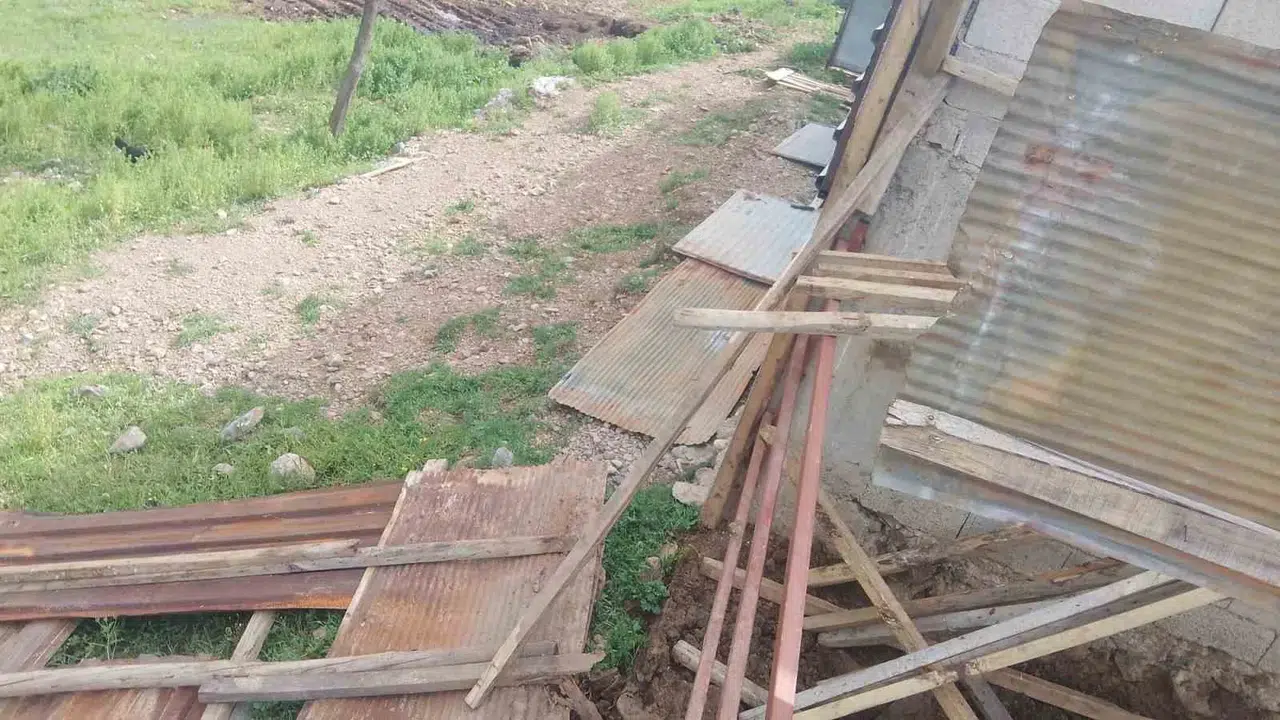 Fırtına ekmeğini elinden aldı: Kadın çiftçinin ahırı yerle bir oldu