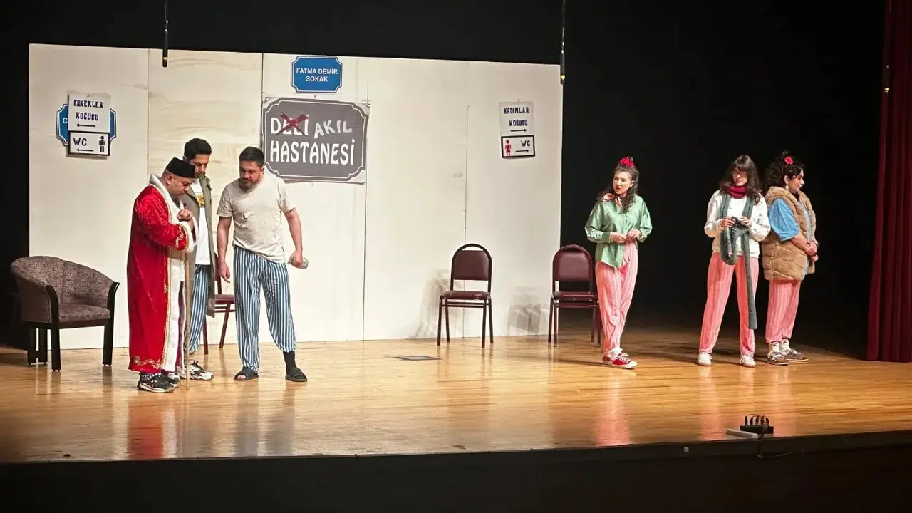 Kütahya sahnesinde kahkaha tufanı: Keçileri Kaçırıyorum izleyiciyi büyüledi