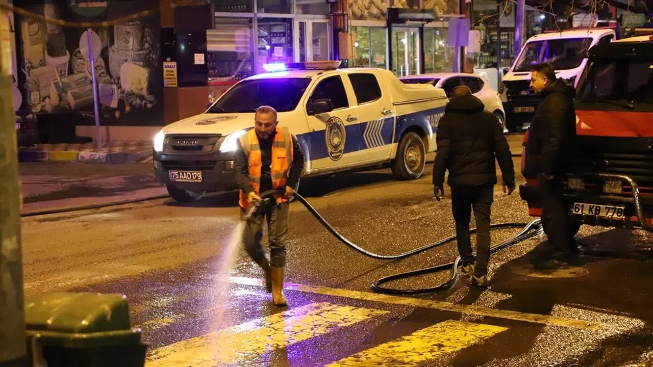 Ardahan’da bahar temizliği mesaisi: Soğuk havaya rağmen dur durak bilmiyorlar