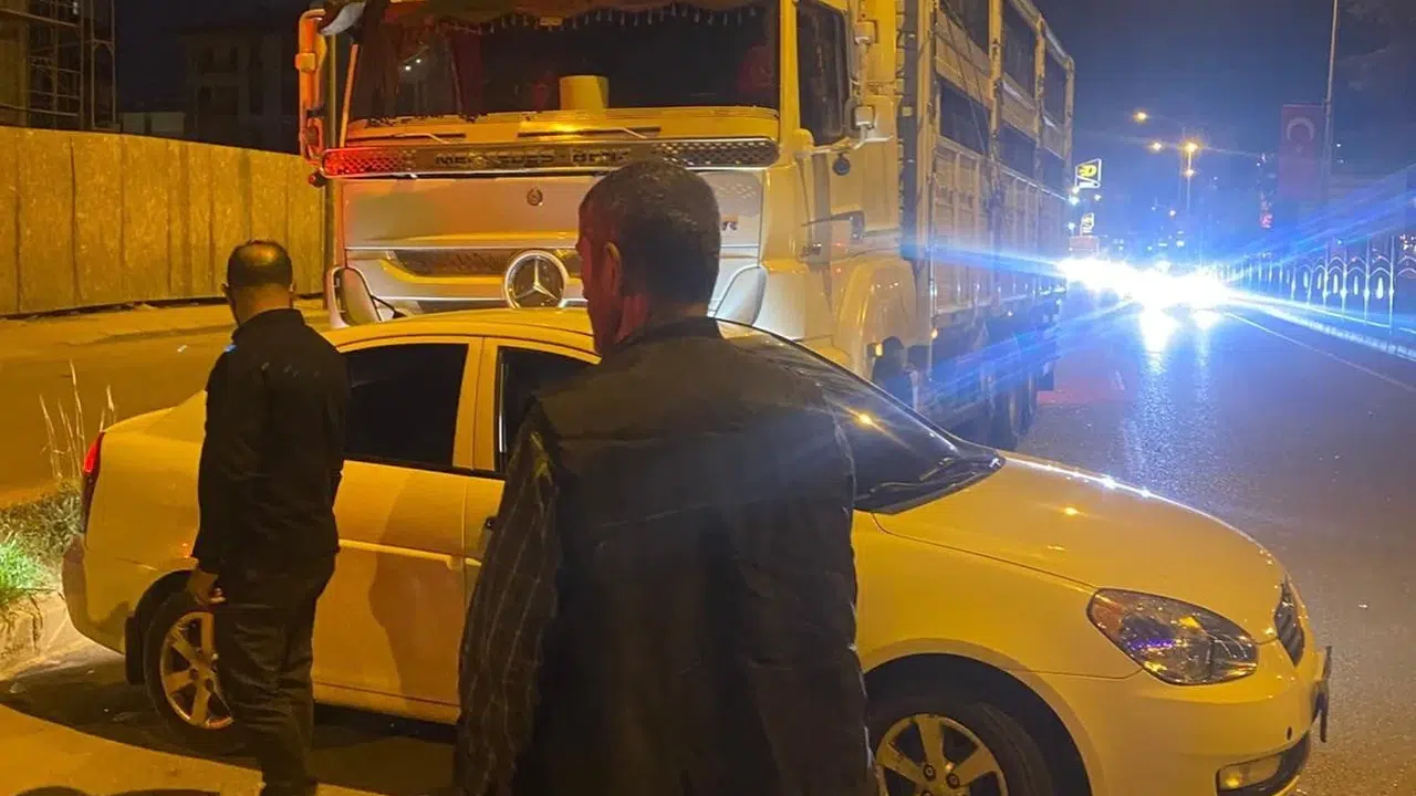 Adıyaman'da korkutan kaza: Kamyon otomobili metrelerce sürükledi