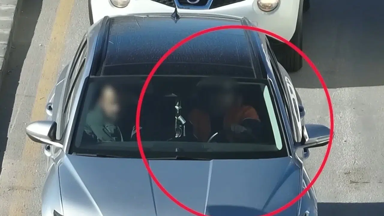 Gözler gökyüzündeydi: Dronu fark eden sürücüler panikle kemerlerine sarıldı