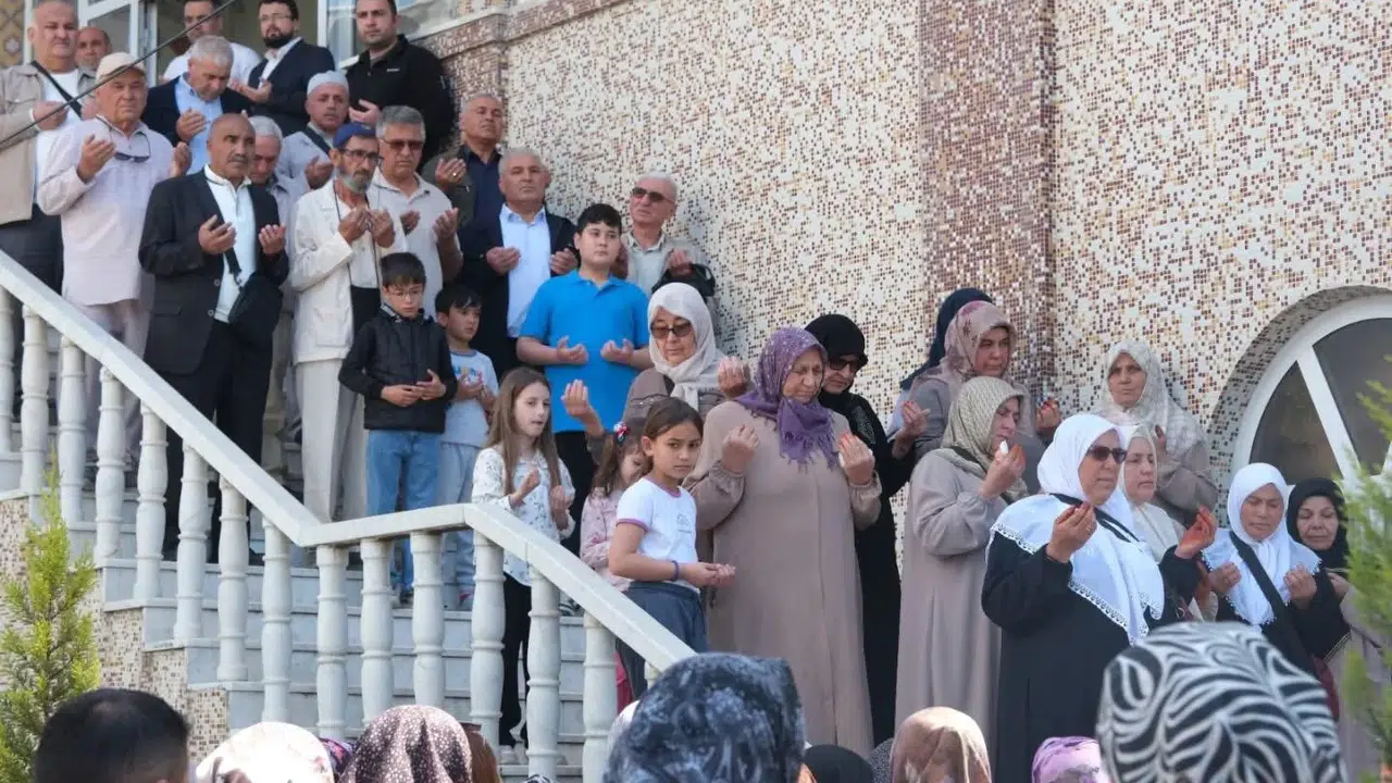 Sarıgöl’de kutsal yolculuk heyecanı: Gözyaşları ve dualarla uğurlandılar
