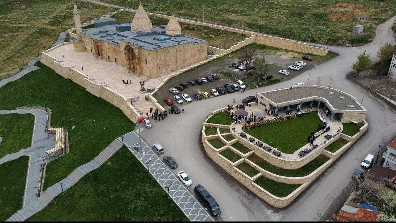 Anadolu’nun taş işçiliğindeki zirvesi: 8 asırlık Divriği Ulu Camii’nde büyüleyici buluşma