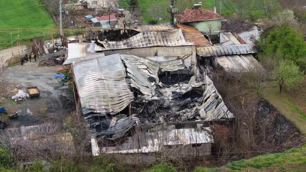 Samsun’da geceyi aydınlatan dehşet: Muz deposundan geriye sadece küller kaldı