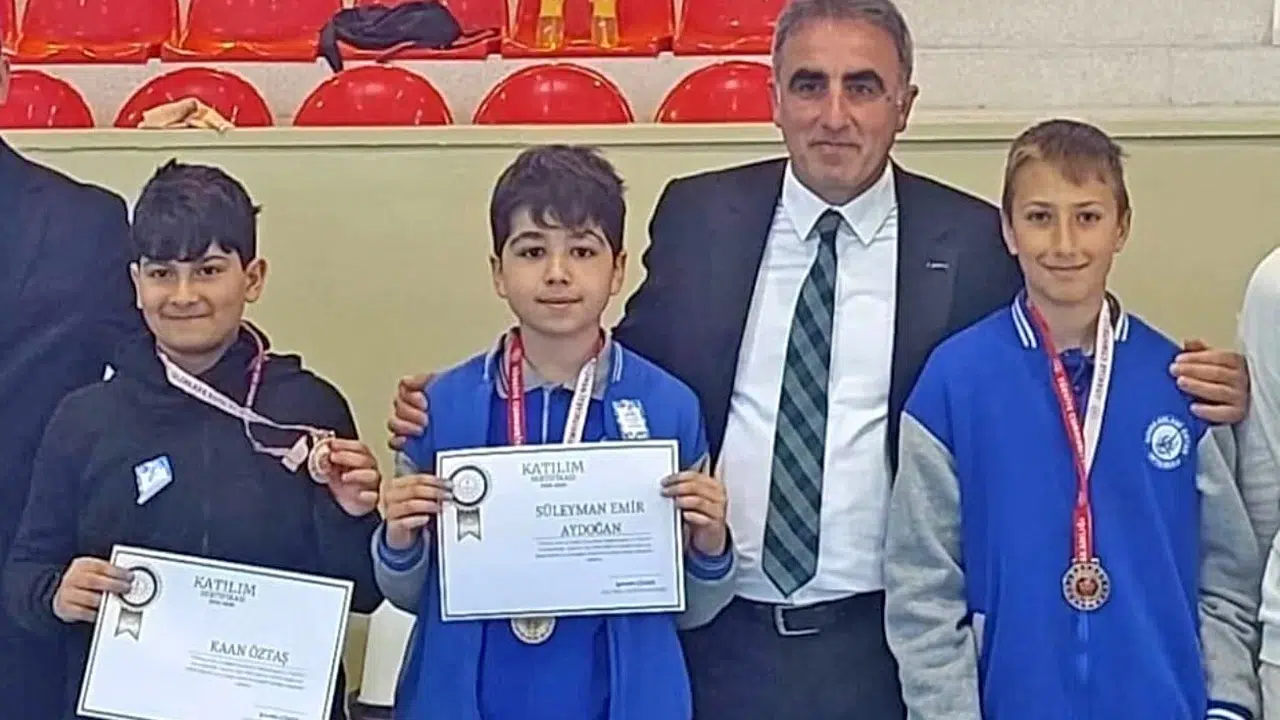 Çeşme’de zekâ fırtınası: Şampiyon öğrenciler madalyaları topladı