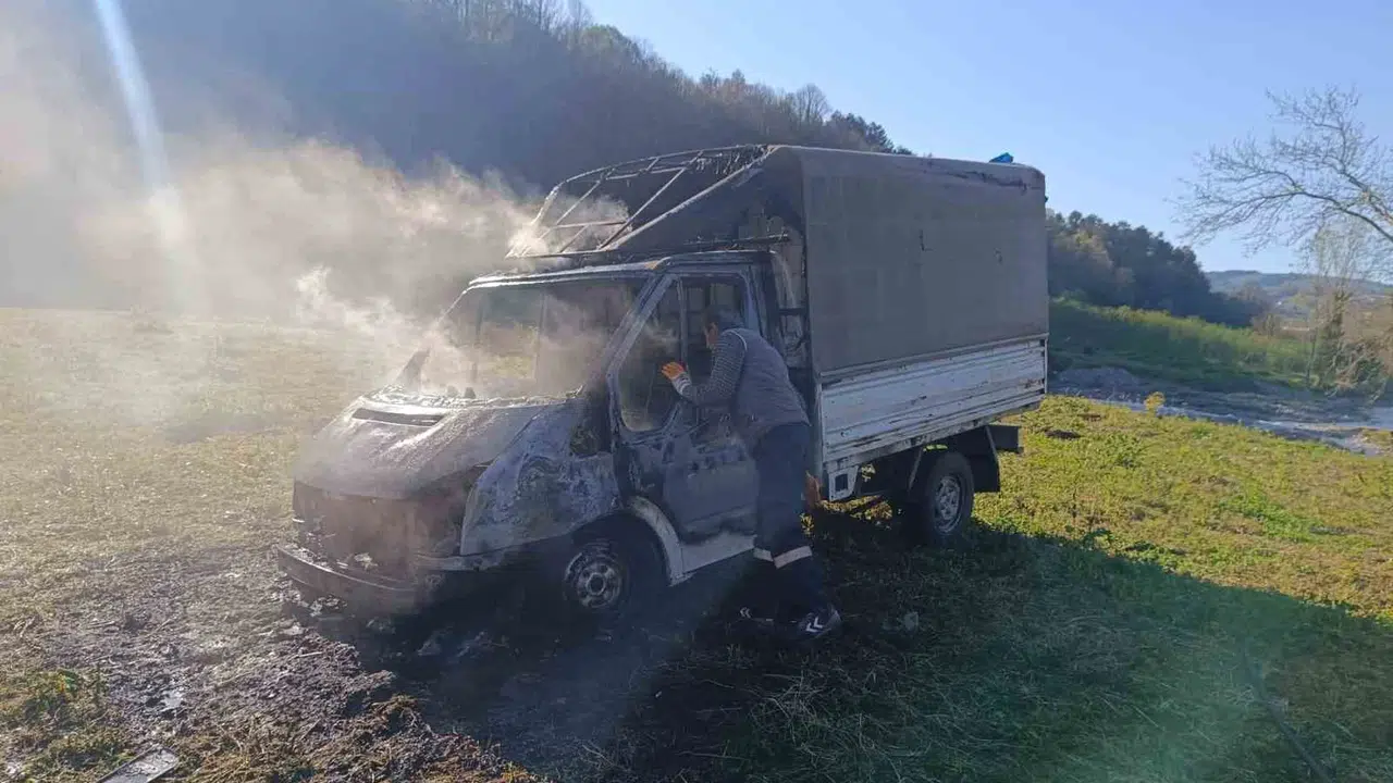 Seyir halindeki kamyonet alev topuna döndü: Sürücü son anda kurtuldu