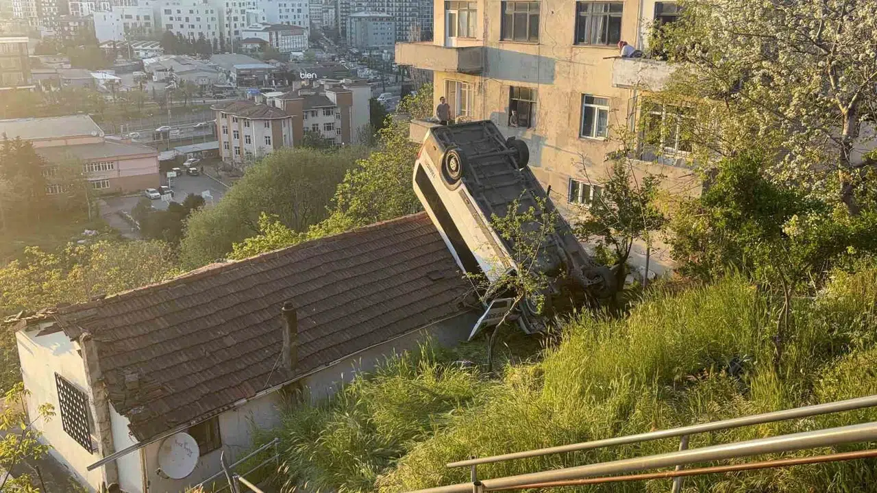 Kağıthane’de dehşet anları: Servis aracı kontrolden çıktı, gecekondunun tepesine çakıldı