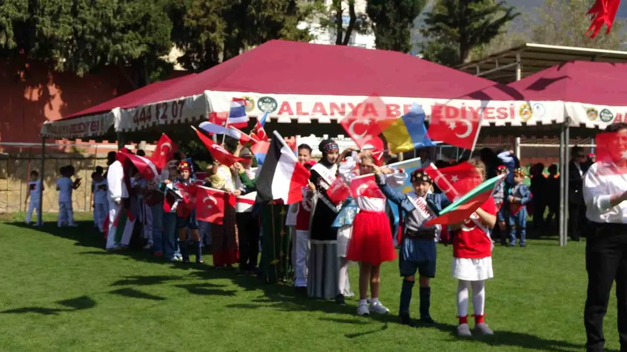 Alanya’da 23 Nisan rüzgarı: Çocukların neşesi Milli Egemenlik Stadyumu’nu doldurdu