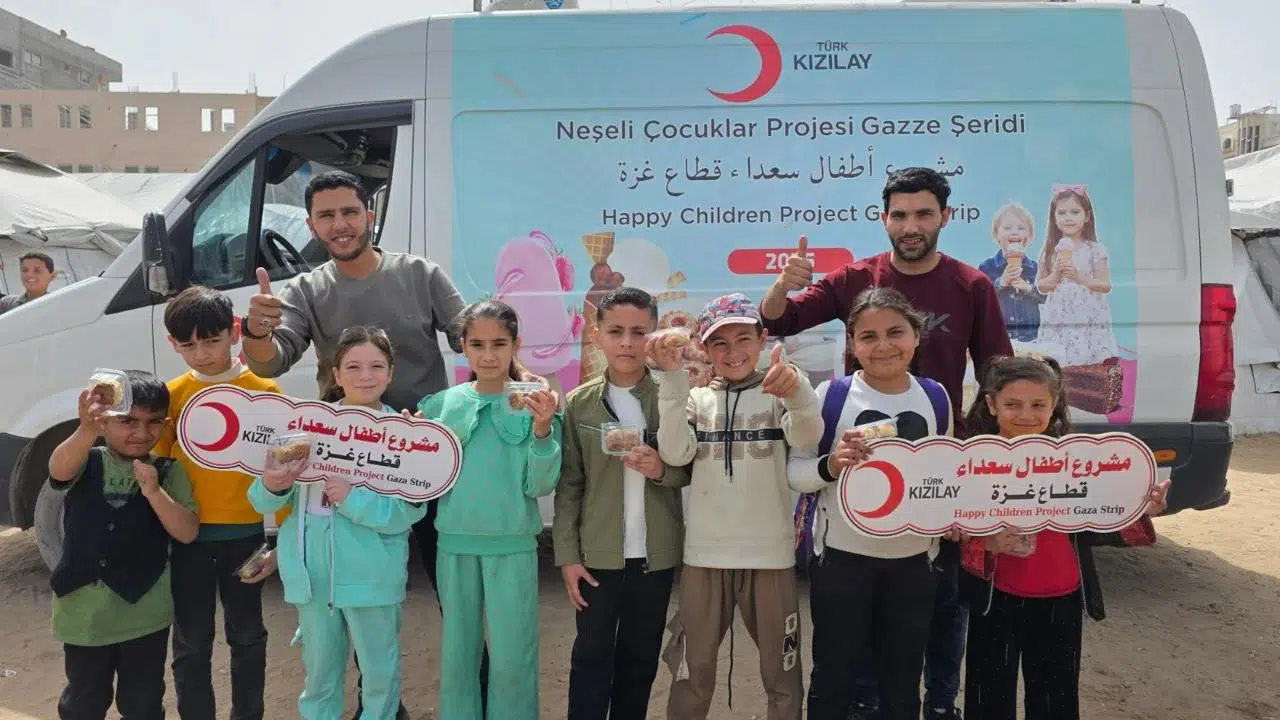 Gazze’nin gölgesinde bir nebze umut: Türk Kızılay’dan çocuklara tatlı sürpriz