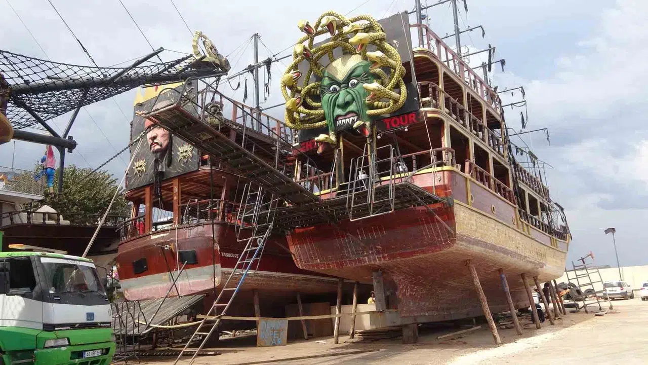 Mersin’de turizm hareketliliği başladı: Gezi tekneleri yeni sezona hazırlanıyor