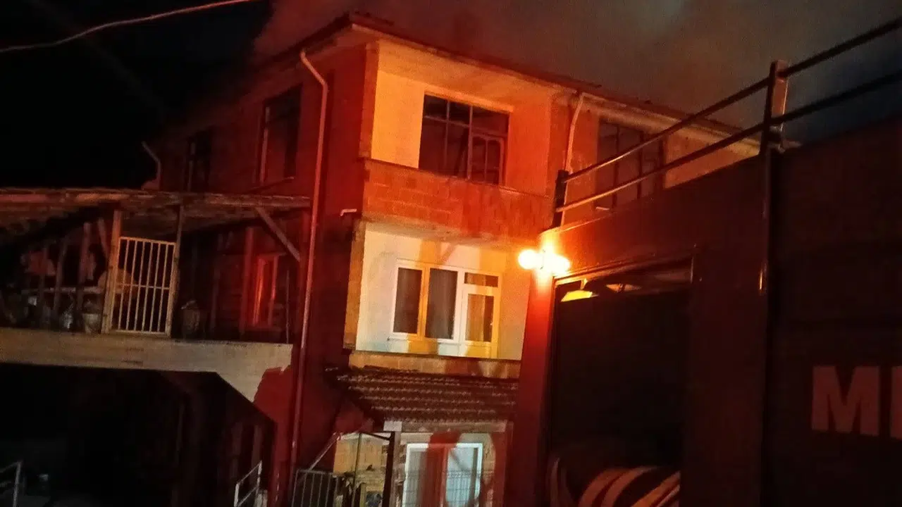 Mengen'de geceyi aydınlatan korku dolu anlar: 3 katlı binadan geriye enkaz kaldı