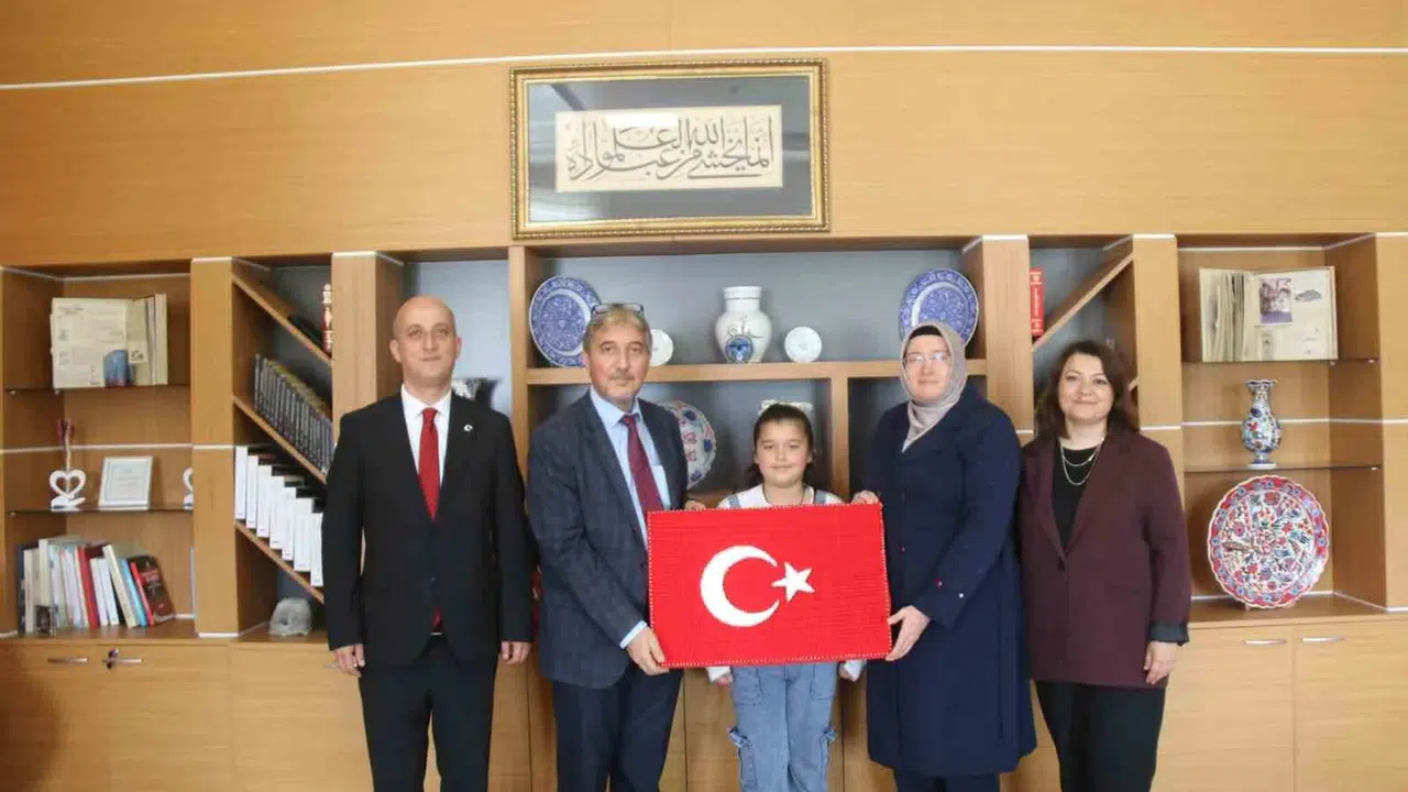 Kütahya’nın gururu oldu: Türkiye birincisi minik şair makamda ağırlandı